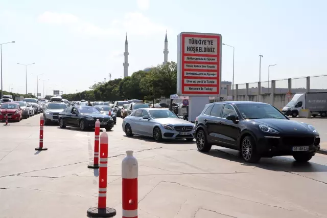 Gurbetçiler İnsanın memleketi gibisi yok diyerek dönüşlerini sürdürüyor