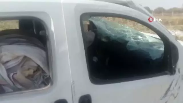 Hafif ticari araç devrildi: 2 yaralı