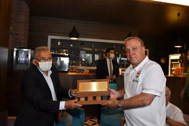 Vali Günaydın ve Başkan Büyükkılıç'tan, Irak A Milli Futbol Takımı'na ziyaret