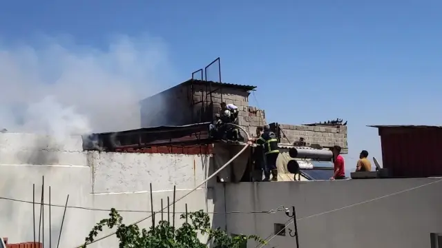Son dakika... Mangaldan çıkan alev eve sıçradı, yangın itfaiye ve vatandaşların el birliğiyle söndürüldü