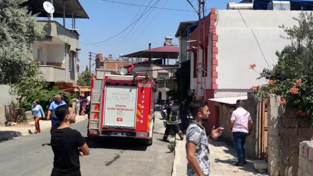 Son dakika... Mangaldan çıkan alev eve sıçradı, yangın itfaiye ve vatandaşların el birliğiyle söndürüldü