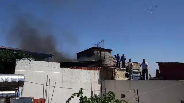 Son dakika... Mangaldan çıkan alev eve sıçradı, yangın itfaiye ve vatandaşların el birliğiyle söndürüldü