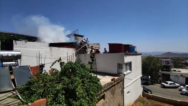 Son dakika... Mangaldan çıkan alev eve sıçradı, yangın itfaiye ve vatandaşların el birliğiyle söndürüldü