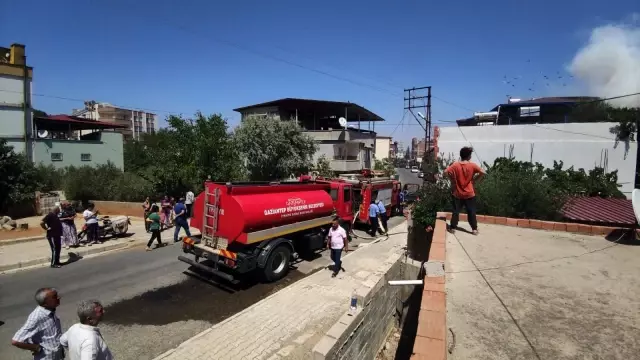 Son dakika... Mangaldan çıkan alev eve sıçradı, yangın itfaiye ve vatandaşların el birliğiyle söndürüldü