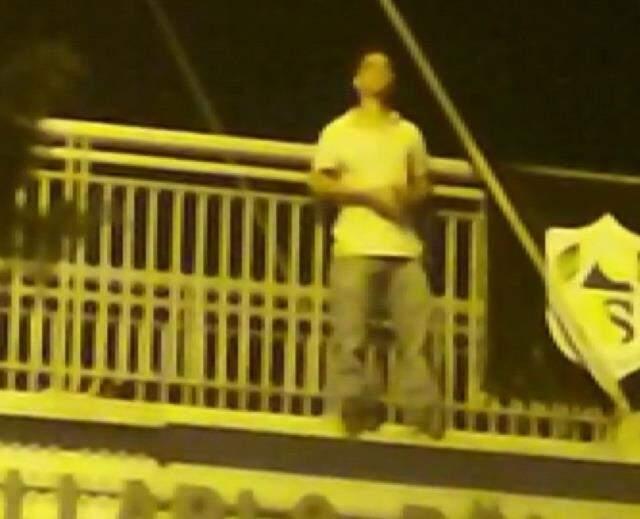 İntihar etmek isteyen gencin tüm planını sessizce arkadan yaklaşan polisler bozdu