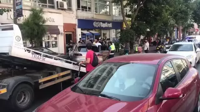 Kadıköy'deki trafik kazasında 2 kişi yaralandı