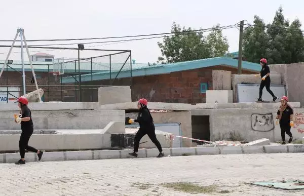 KADINLARDAN OLUŞAN ARAMA KURTARMA EKİBİNDEN NEFES KESEN DEPREM TATBİKATI