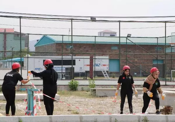 KADINLARDAN OLUŞAN ARAMA KURTARMA EKİBİNDEN NEFES KESEN DEPREM TATBİKATI