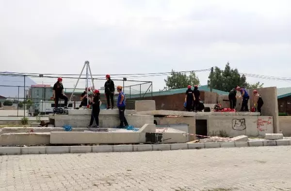 KADINLARDAN OLUŞAN ARAMA KURTARMA EKİBİNDEN NEFES KESEN DEPREM TATBİKATI
