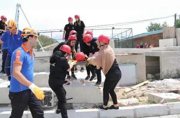 KADINLARDAN OLUŞAN ARAMA KURTARMA EKİBİNDEN NEFES KESEN DEPREM TATBİKATI