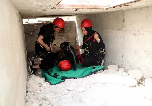 KADINLARDAN OLUŞAN ARAMA KURTARMA EKİBİNDEN NEFES KESEN DEPREM TATBİKATI
