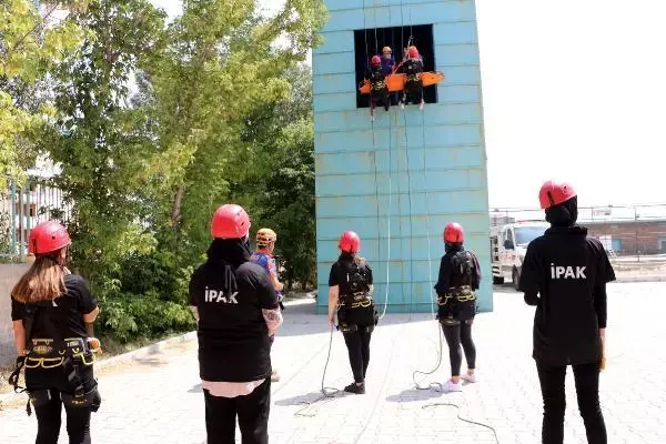 KADINLARDAN OLUŞAN ARAMA KURTARMA EKİBİNDEN NEFES KESEN DEPREM TATBİKATI