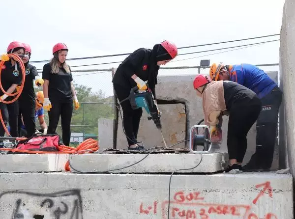 KADINLARDAN OLUŞAN ARAMA KURTARMA EKİBİNDEN NEFES KESEN DEPREM TATBİKATI