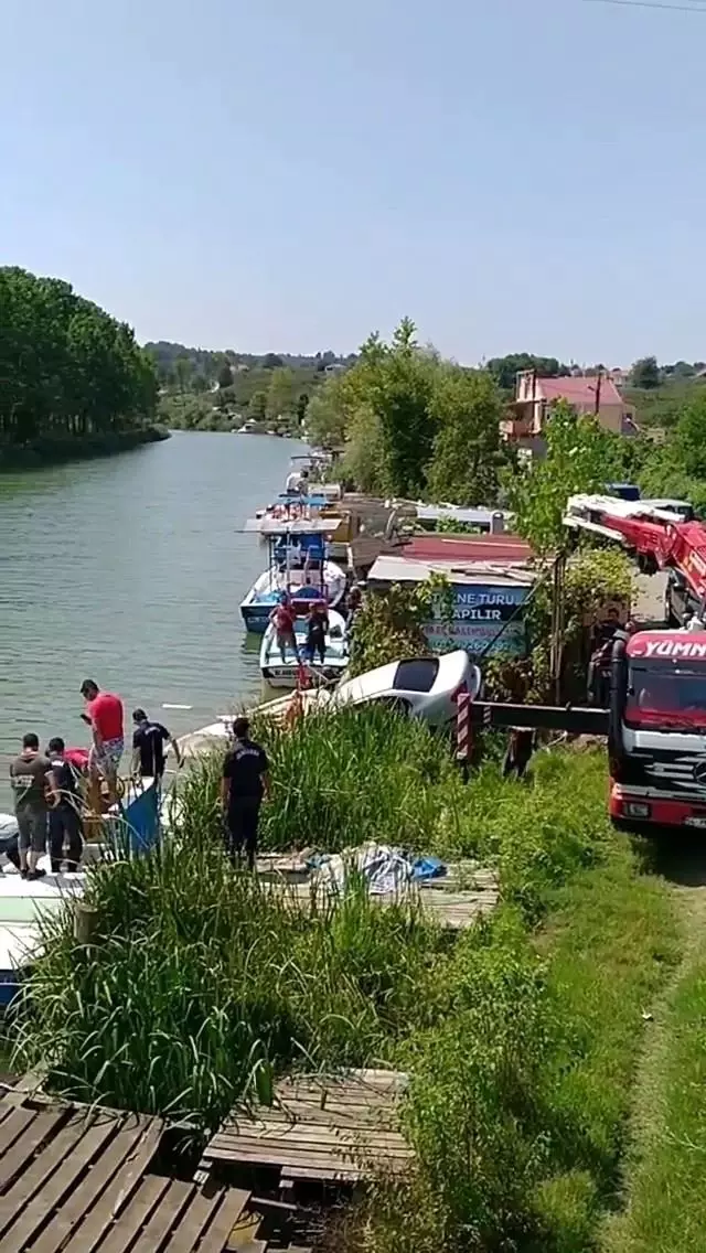 Kontrolden çıkan otomobil Melen Çayı'na uçtu: Anne ve kızı yüzerek kurtuldu