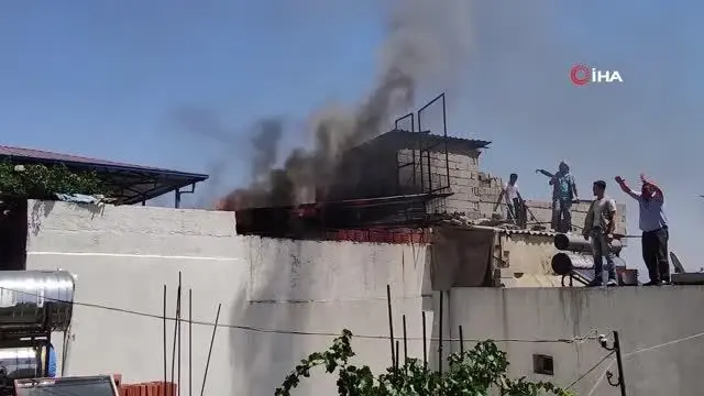 Son dakika... Mangaldan çıkan alev eve sıçradı, yangın itfaiye ve vatandaşların el birliğiyle söndürüldü