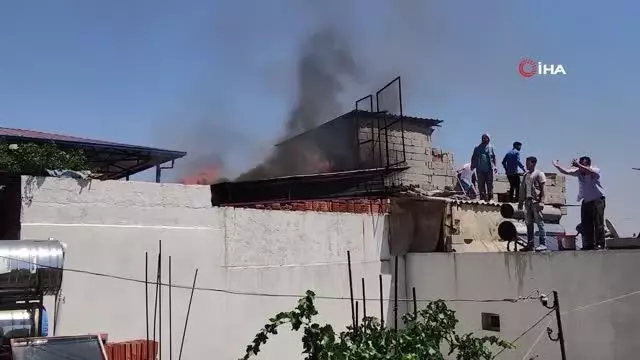 Son dakika... Mangaldan çıkan alev eve sıçradı, yangın itfaiye ve vatandaşların el birliğiyle söndürüldü