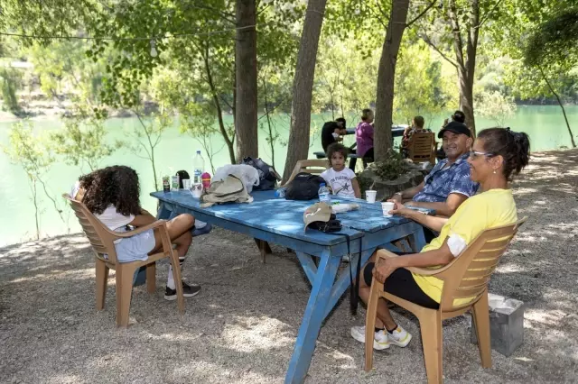 Mersin'in doğal hoşluklarından Karageçit'te keyifli bir gün geçirdiler