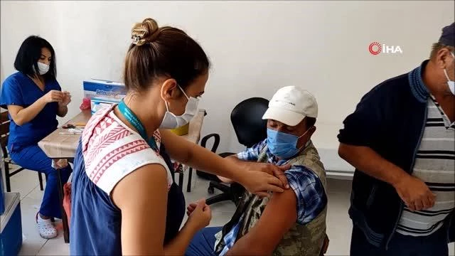 Sağlık ekipleri köy köy gezerek vatandaşları korona virüse karşı aşılıyor