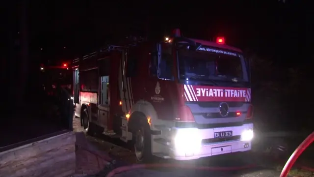 Kampçıların yaktığı ateş önce bunglow eve daha sonra ormanlık alana sıçradı