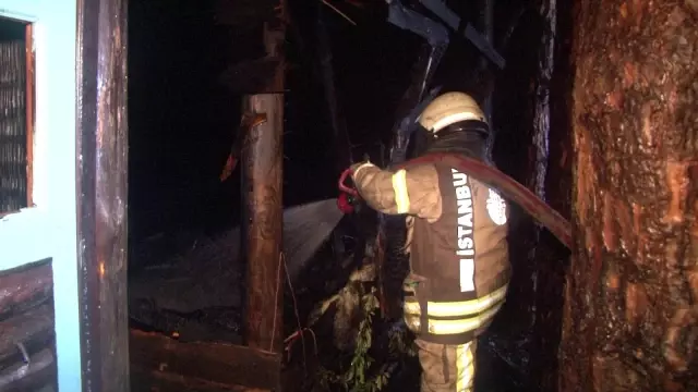 Kampçıların yaktığı ateş önce bunglow eve daha sonra ormanlık alana sıçradı