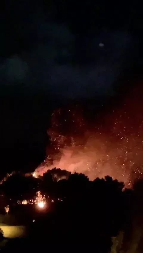 Kampçıların yaktığı ateş önce bunglow eve daha sonra ormanlık alana sıçradı