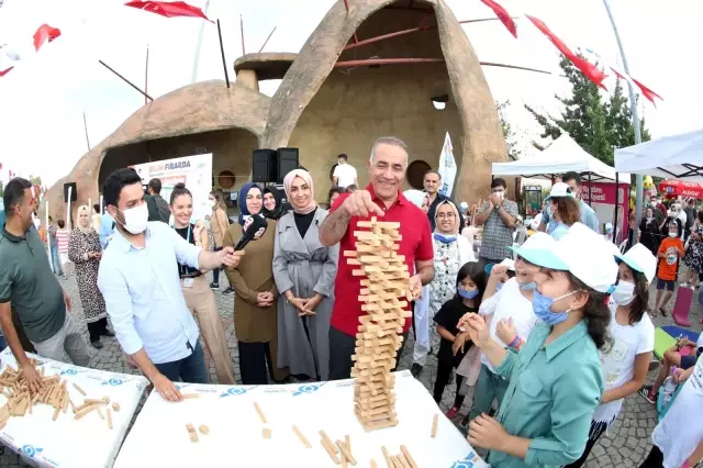 Sultangazi'de 'Bilim Firarda' otobüsü çocuklarla buluştu