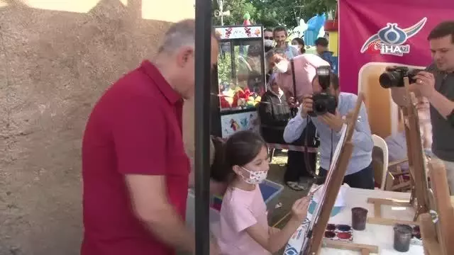 Sultangazi'de 'Bilim Firarda' otobüsü çocuklarla buluştu