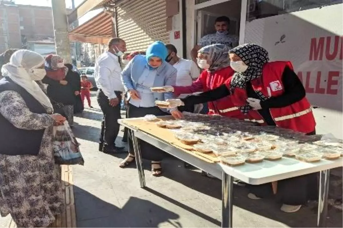 Türk Kızılay Diyarbakır Şubesi 5 bin kişiye aşure ikramında bulundu