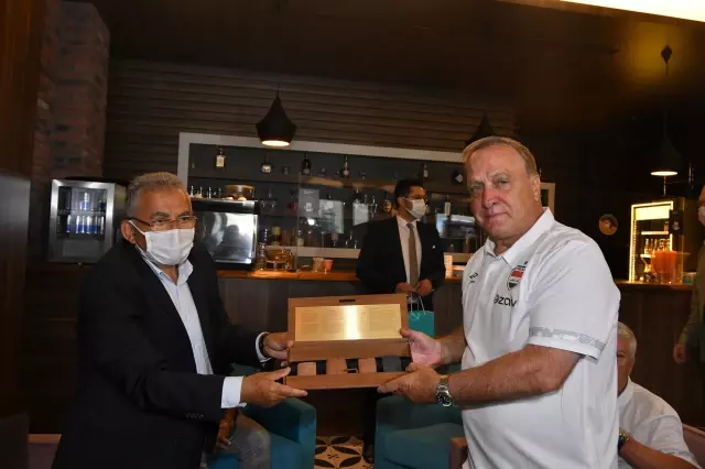 Vali Günaydın ve Başkan Büyükkılıç'tan, Irak A Milli Futbol Takımı'na ziyaret