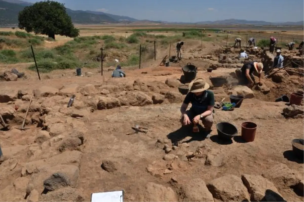 ZİNCİRLİ HÖYÜK'TE, DEMİR VE ORTA ÇAĞ ESERLERİ BULUNDU