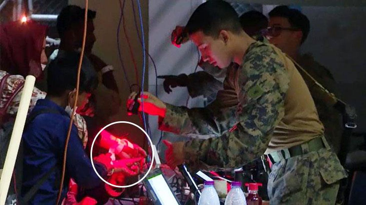 ABD askerleri, Kabil'den tahliye edecekleri kişilere barkodlu bileklik taktı