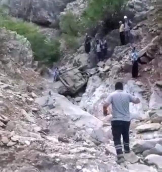 Adana'da uçuruma yuvarlanan otomobildeki aynı ailen 3 kişi hayatını kaybetti