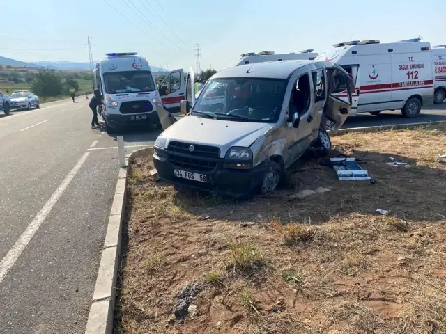Son dakika haberleri... Sivas'ta ambulansla hafif ticari araç çarpıştı: 1 ölü, 6 yaralı