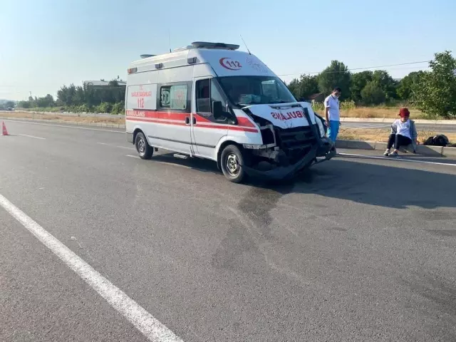 Son dakika haberleri... Sivas'ta ambulansla hafif ticari araç çarpıştı: 1 ölü, 6 yaralı