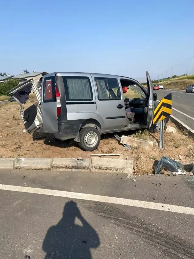 Son dakika haberleri... Sivas'ta ambulansla hafif ticari araç çarpıştı: 1 ölü, 6 yaralı