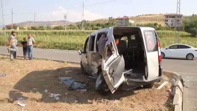 Son dakika haberleri... Sivas'ta ambulansla hafif ticari araç çarpıştı: 1 ölü, 6 yaralı