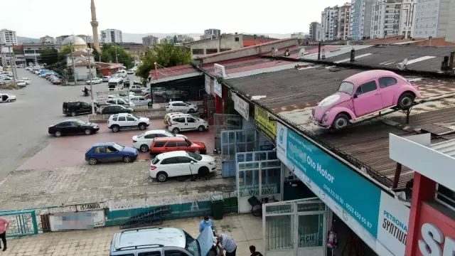 İş yeri adresinin kolaylıkla bulunması için çatıya klasik otomobil yerleştirdi