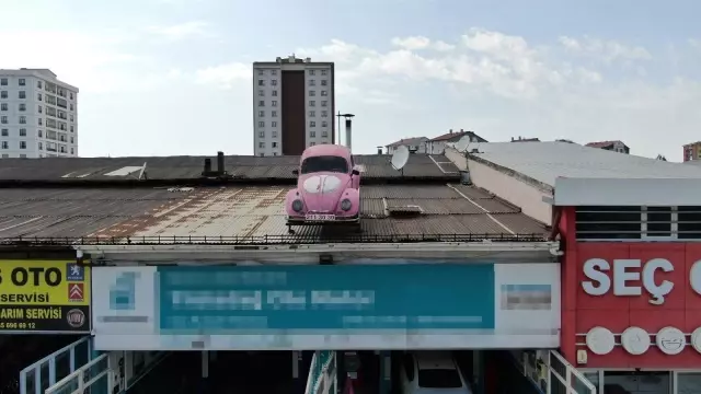 İş yeri adresinin kolaylıkla bulunması için çatıya klasik otomobil yerleştirdi