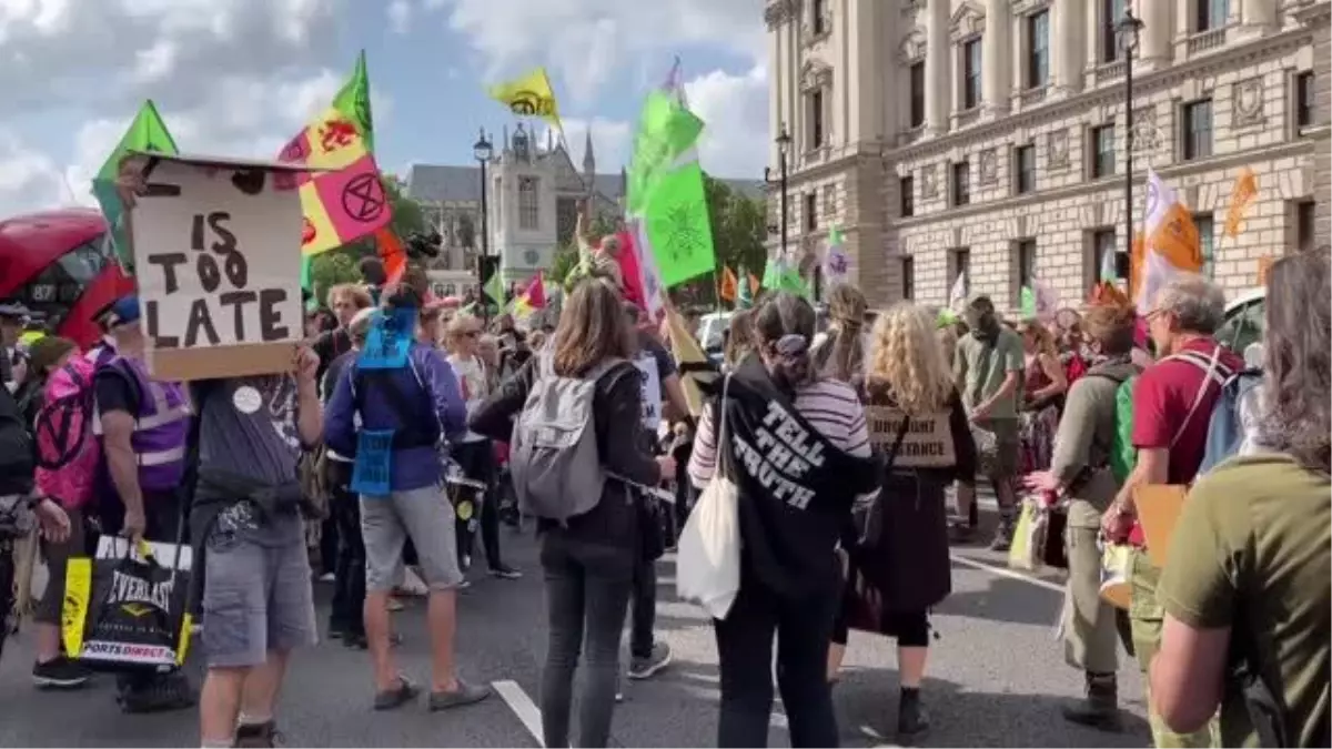 Son dakika... Çevreci grup Extinction Rebellion'un eylemi devam ediyor - Gözaltılar