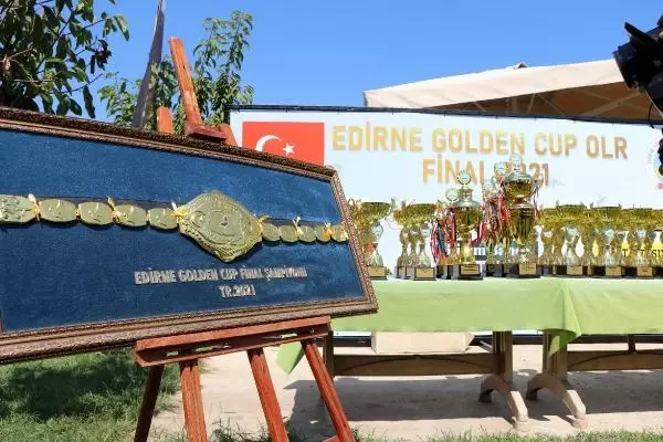 EDİRNE'DE POSTA GÜVERCİNLERİ FİNAL İÇİN UÇTU, BİRİNCİYE ALTIN KEMER VERİLDİ