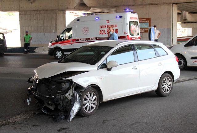 iki otomobil carpisti kullanilmaz hale gelen 3 14351130 o