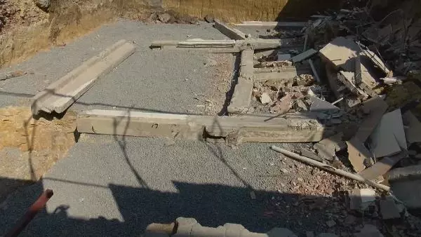 İKİTELLİ'DE BİNADA ÇÖKME