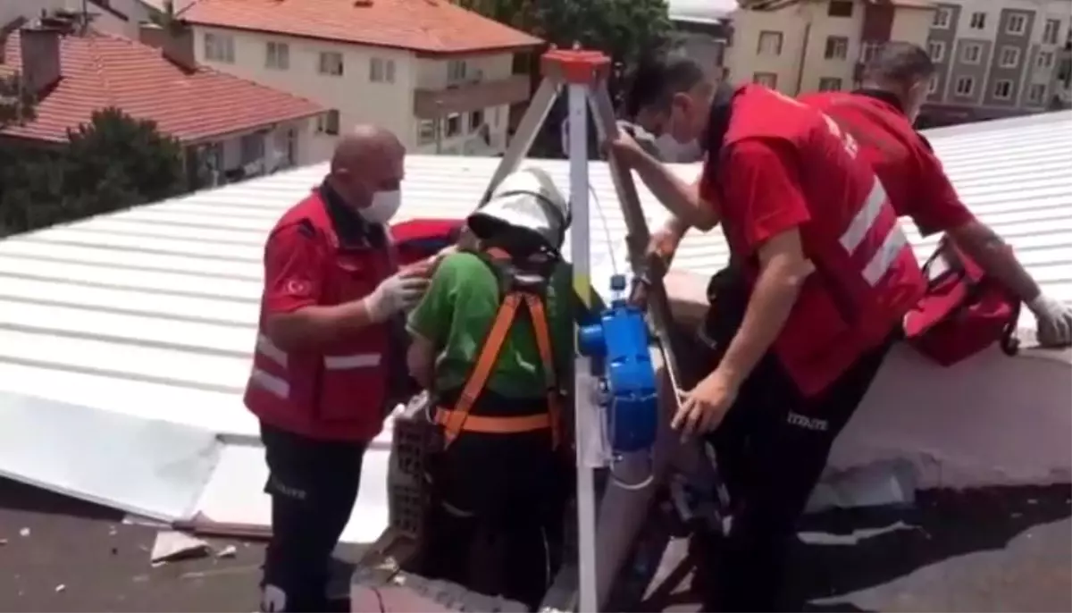 Isparta'da apartman boşluğuna düşen kedi halat sistemiyle kurtarıldı