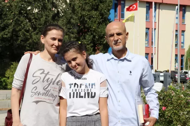 Küçük Melike, Rus annesi üzere piyano çalabilmek için yetenek imtihanında ter döktü