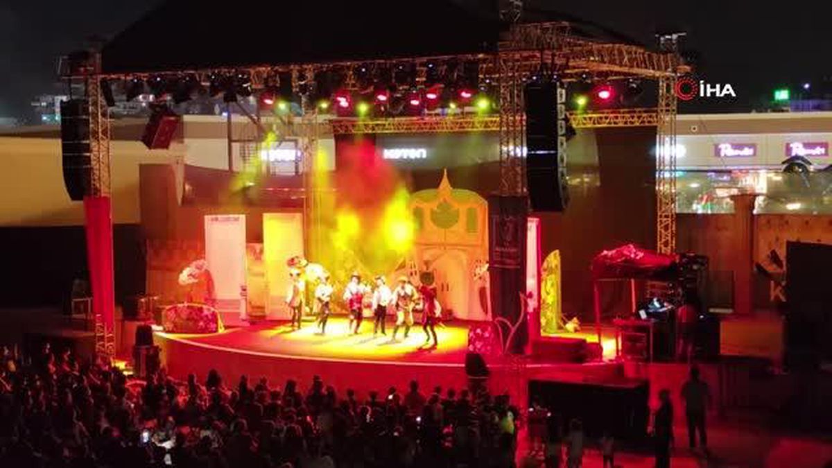 Kuşadası'nda 'Çizmeli Kedi' çocuklarla buluştu