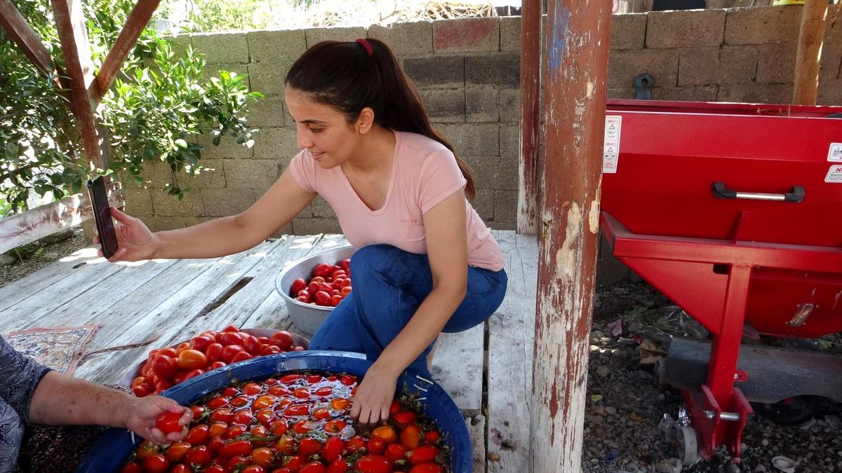 Sosyal medyada yaptığı paylaşımlarla hem ailesinin hem de köylü kadınların hayatını değiştirdi