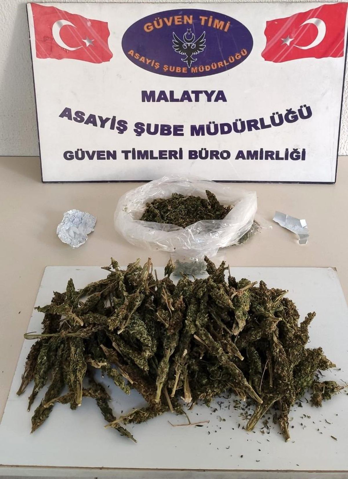 Şüpheli araçtan uyuşturucu çıktı