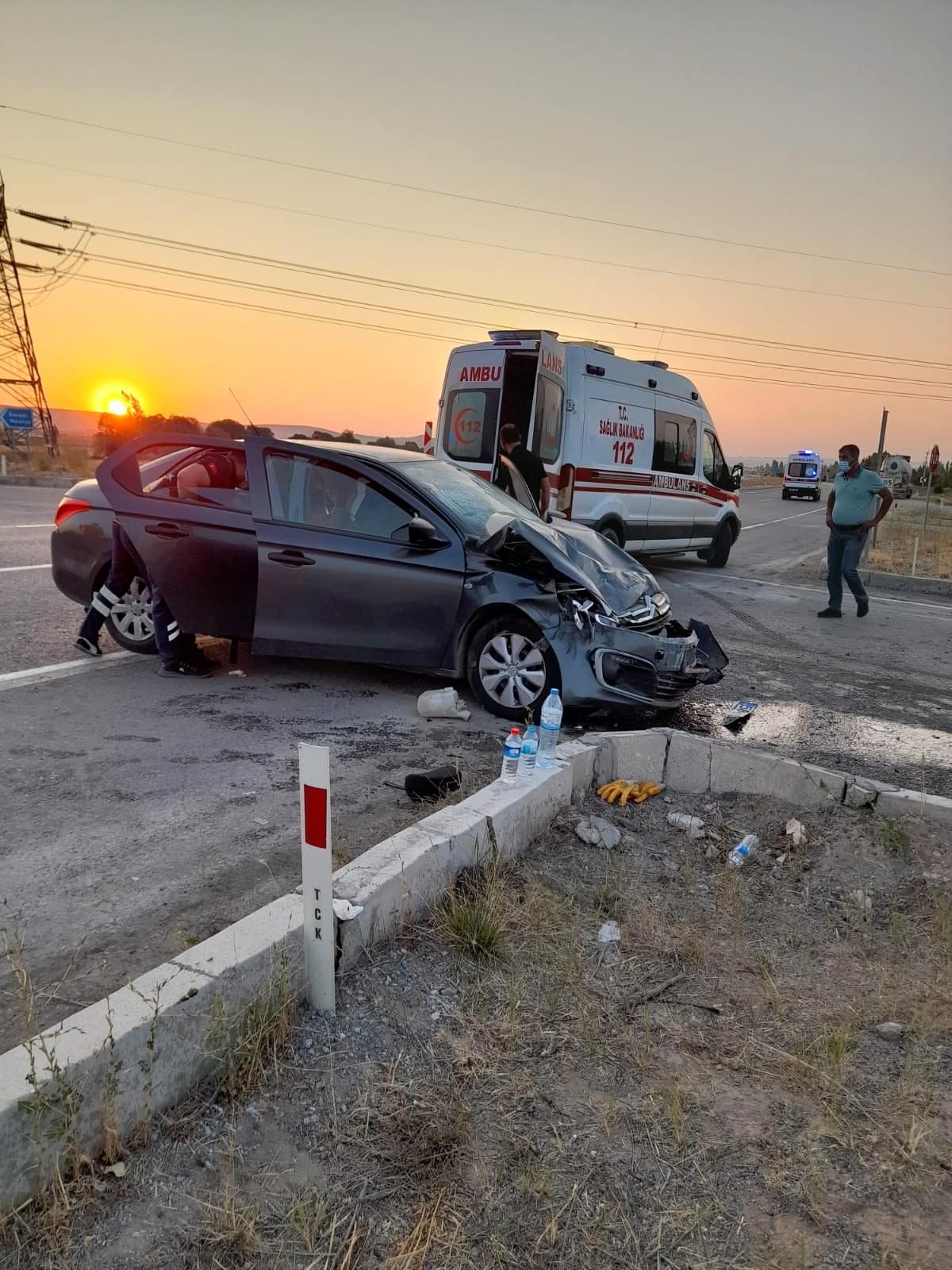 Tır ile otomobil çarpıştı: 5 yaralı