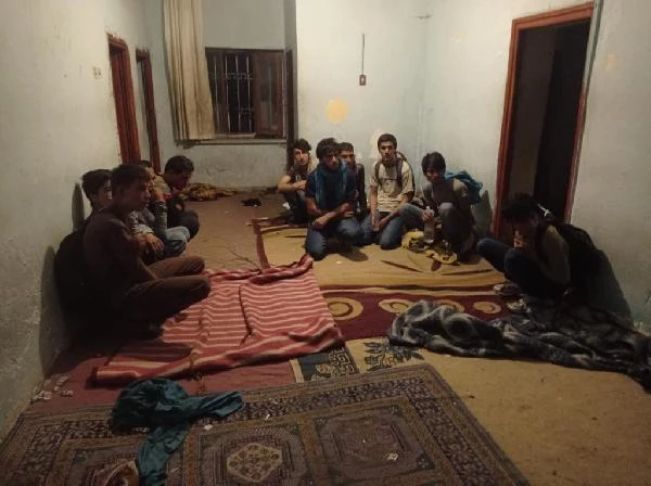 Van'da bir evde 43 kaçak göçmen yakalandı, organizatör tutuklandı