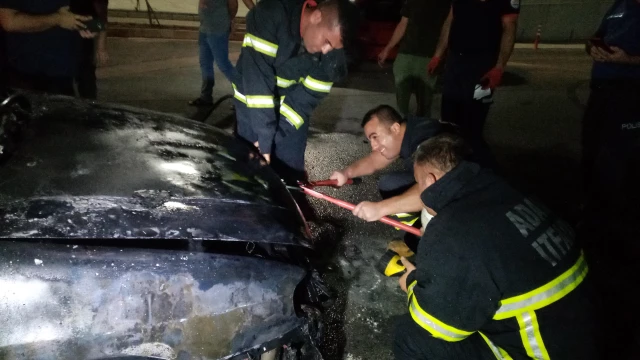 Adana'da bir alışveriş merkezinin otoparkında yanan araba kullanılmaz hale geldi